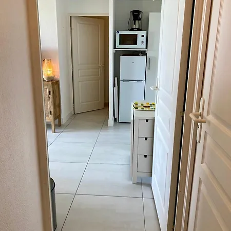 En Front De Avec Piscine * לאקאנו
