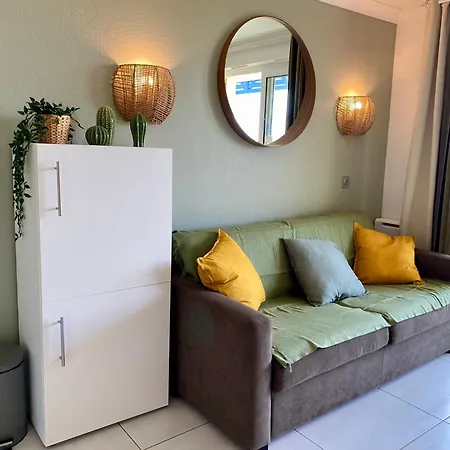 En Front De Avec Piscine Apartmán *