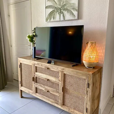 En Front De Avec Piscine Apartmán *