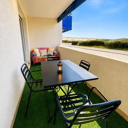 En Front De Avec Piscine Apartmán